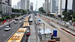 Rekayasa arus lalu lintas sebagai imbas dari pembangunan proyek MRT masih belum mampu mengurai kemacetan yang terjadi di Jl MH Thamrin, Jakarta, (25/7/2014). (Liputan6.com/Faizal Fanani)