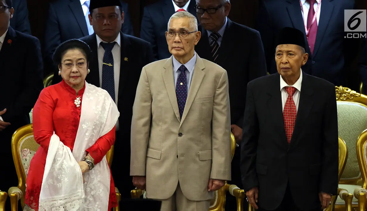 Presiden kelima RI Megawati Soekarnoputri bersama  mantan wakil Presiden, Try Sutrisno dan mantan wakil presiden, Hamzah Haz menghadiri pelantikan anggota DPR RI di Kompleks Parlemen, Senayan, Jakarta, Selasa (1/10/2019). (Liputan6.com/Johan Tallo)