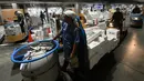 Pekerja mengoperasikan truk turret di antara toko-toko pada hari pertama pembukaan pasar ikan Toyosu yang baru,  di Tokyo, Kamis (11/9). Pasar ikan Toyosu menggantikan pasar ikan legendaris yang sudah mendunia, Pasar Tsukiji. (Toshifumi KITAMURA/AFP)