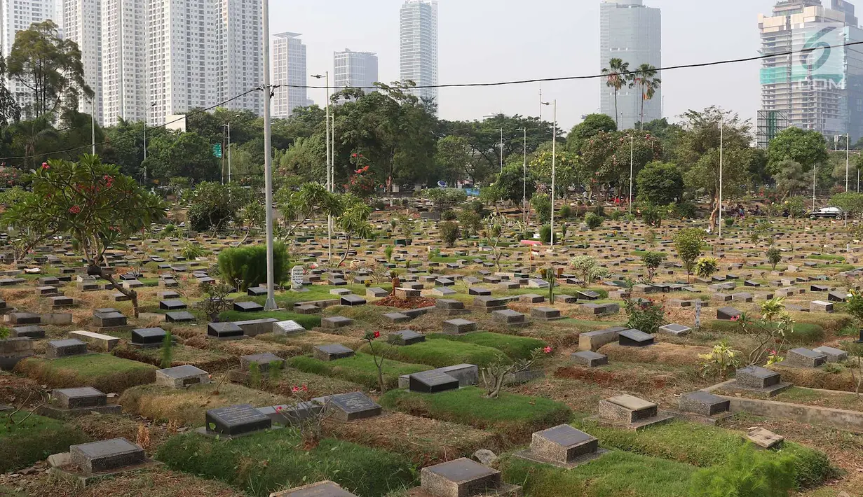 Suasana di sekitar TPU Karet Bivak, Jakarta, Kamis (26/7). Wagub DKI Jakarta Sandiaga Uno menyatakan akan mencari dan memerbanyak area TPU di Ibukota yang akan dimasukkan dalam anggaran Pemprov DKI tahun depan. (Liputan6.com/Immanuel Antonius)