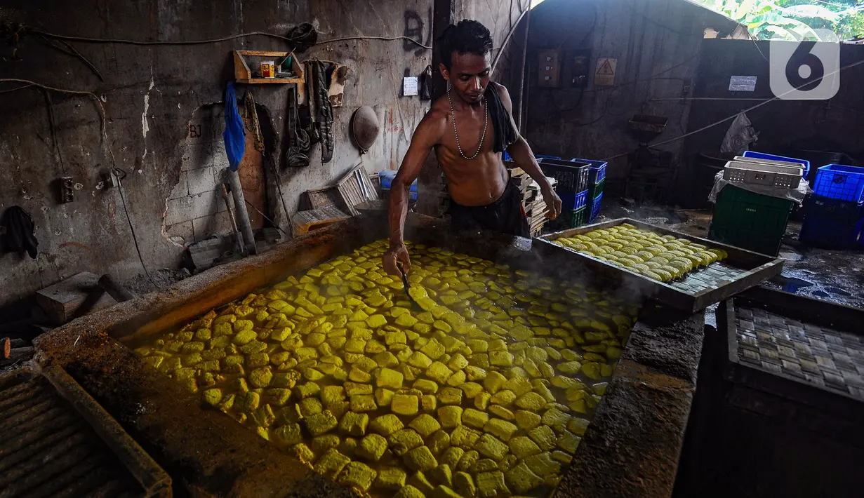 Produsen tahu tempe mengeluhkan kenaikan harga kedelai impor dari sebelumnya Rp700 ribu per kwintal menjadi Rp1,2 juta. (merdeka.com/Arie Basuki)