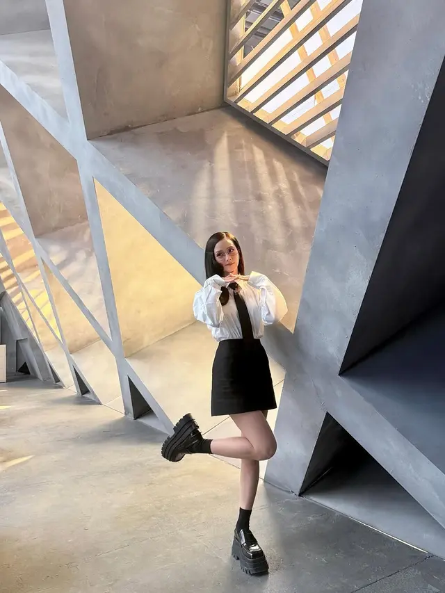 Potret Jisoo BLACKPINK Tampil dengan Tren Office Look Aesthetic Saat Promosi Lagu Terbaru, Earthquake