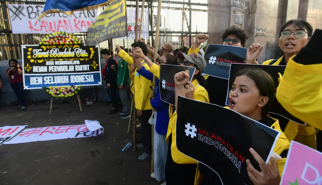 Badan Eksekutif Mahasiswa Seluruh Indonesia (BEM SI) menggelar aksi unjuk rasa di depan gerbang utama gedung Majelis Permusyawaratan Rakyat (MPR), Dewan Perwakilan Rakyat (DPR), dan Dewan Perwakilan Daerah (DPD) Republik Indonesia, Jakarta, Kamis (4/9/2025). (merdeka.com/Arie Basuki)