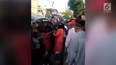 Seorang istri memergoki suaminya yang selingkuh bersama wanita lain. Maksud hati ingin mengejar, ia malah terjatuh hingga pingsan.