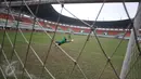 Pemain menendang bola ke arah gawang saat seleksi Timnas Indonesia gelombang kedua di Stadion Pakansari, Cibinong, Bogor, Jawa Barat, (16/8). Seleksi dilakukan untuk memilih pemain yang akan bermain di Piala AFF 2016. (Liputan6.com/Immanuel Antonius)