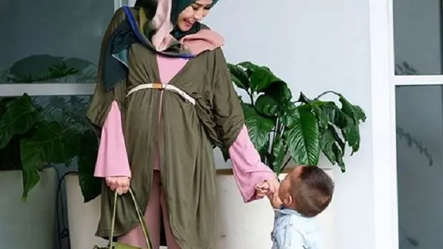 [Bintang] Tampil Colorful dengan Gaya Hijab Ibu Hamil Zaskia Adya Mecca yang Super Fresh