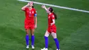 Penyerang Amerika Serikat Alex Morgan (kiri) berselebrasi usai mencetak gol ke gawang Inggris pada semifinal Piala Dunia Wanita 2019 di Lyon Stadium, Prancis, Selasa (2/7/2019). Publik menuduh Alex sedang melecehkan tim Inggris karena budaya minum teh adalah budaya Inggris. (AP Photo/Francois Mori)