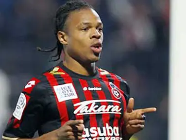 Gaya khas selebrasi gol striker Nice Loic Remy ke gawang Toulouse dalam lanjutan Ligue 1 di Ray Stadium, Nice, 22 November 2009. AFP PHOTO / VALERY HACHE 