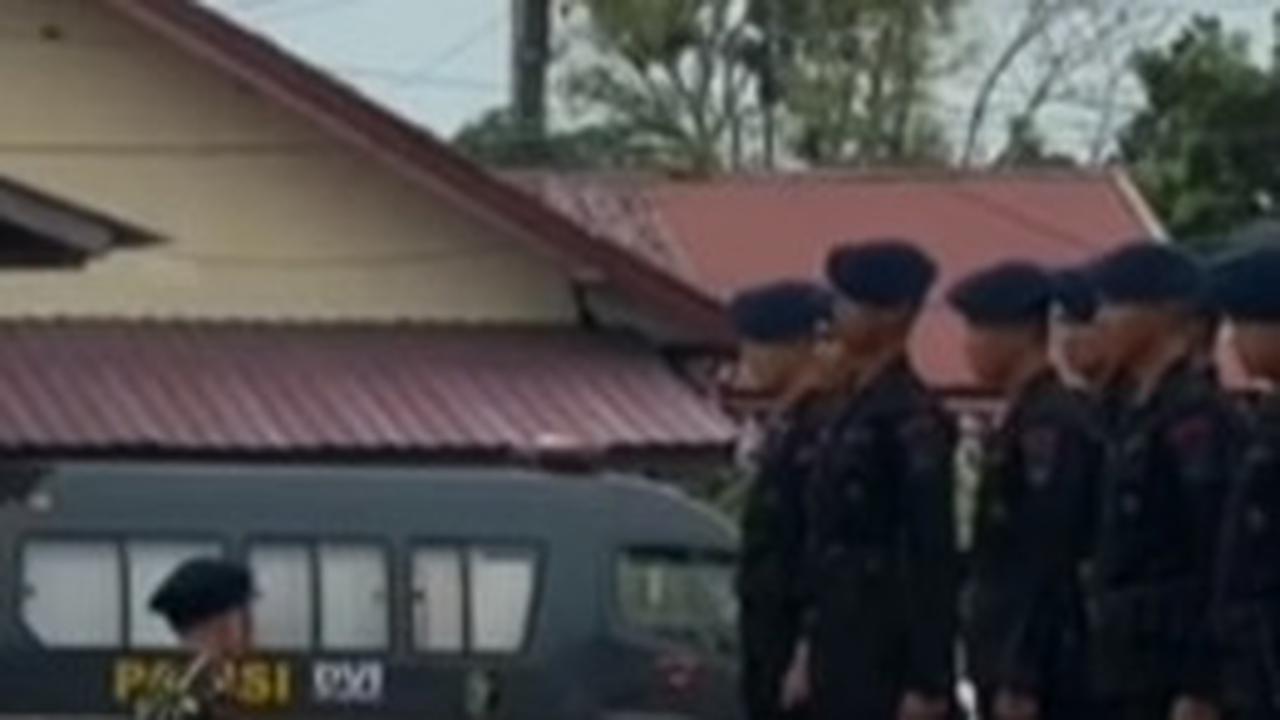 "Anak kecil berani pimpin yel-yel Brimob," demikian dikutip dari keterangan video.