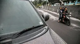 Sebuah mobil tertutup abu dari letusan Gunung Merapi di Yogyakarta, Indonesia, Senin, (21/5). Gunung berapi ini memuntahkan asap dan abu Senin pagi dalam beberapa letusan terakhir dalam waktu kurang dari dua minggu. (AP Photo/Ombak Samudra)