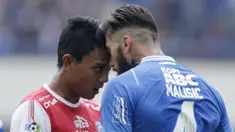 Bek Persib Bandung, Bojan Malisic, bersitegang dengan penyerang Arema FC, Dedik Setiawan, pada laga Liga 1 di Stadion GBLA, Jawa Barat, Kamis (13/9/2018). Persib menang 2-0 atas Arema FC. (Bola.com/M Iqbal Ichsan)