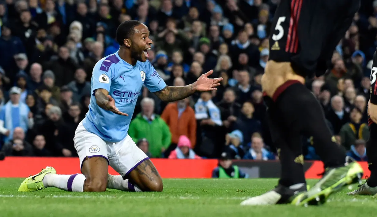 Pemain Manchester City Raheem Sterling bereaksi setelah kehilangan kesempatan untuk mencetak gol ke gawang Manchester United pada pertandingan Liga Inggris di Etihad Stadium, Manchester, Inggris, Sabtu (7/12/2019). Manchester United menang 2-1. (AP Photo/Rui Vieira)