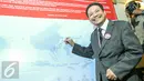 Koordinator APDI Otto Hasibuan membubuhkan tanda tangan usai pembacaan deklarasi Advokat Pengawal Demokrasi Indonesia (APDI), Jakarta, Rabu (23/3/2016). (Liputan6.com/Yoppy Renato)