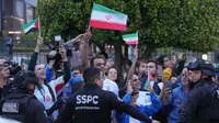 Suporter Timnas Iran melambaikan tangan saat para pemain tiba untuk Piala Dunia di Tijuana, Meksiko, Minggu, 7 Juni 2026. (AP Photo/Gregory Bull)