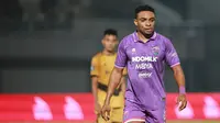 Pemain Persita Tangerang, Osas Saha dalam laga pekan ke-3 BRI Liga 1 2022/2023 antara Persita Tangerang melawan Dewa United di Indomilk Arena, Tangerang, Minggu (7/8/2022) malam WIB. (Bola.com/M Iqbal Ichsan)