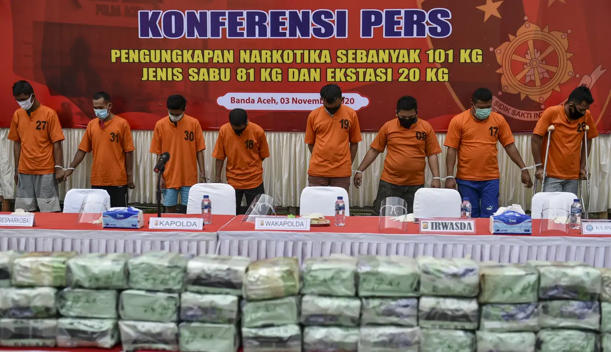 Tersangka penyelundup narkoba dihadirkan saat rilis di Mapolda Aceh di Banda Aceh, Selasa (3/11/2020). Direktorat Resor Narkoba (Ditresnarkoba) Polda Aceh berhasil menggagalkan upaya penyelundupan 101 Kilogram narkoba terdiri dari 81 Kilogram sabu, dan 20 Kilogram ekstasi. (AFP/Chaideer Mahyuddin)
