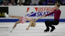 Pasangan atlet ice skating AS, Nica Digerness and Danny Neudecker menunjukkan gerakan saat bersaing dalam kategori Pairs Short Program pada ISU Grand Prix of Figure Skating Skate America di Everett, Washington, Jumat (19/10). (AP Photo/Ted S. Warren)