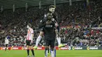 Pemain Liverpool, Christian Benteke merayakan gol bersama Adam Lalana saat bertandang ke markas Sunderland pada lanjutan Liga Premier Inggris di Stadion Light, Inggris, Kamis (31/12/31) dini hari WIB. (Reuters/Andrew Yates)