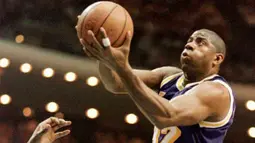 Magic Johnson merupakan salah satu point guard terbaik dalam sejarah NBA. Terbukti dirinya pernah meraih tiga kali MVP reguler, tiga kali MVP final, dan dua kali MVP All Star. Selain itu, ia juga pernah antarkan Los Angeles Lakers raih lima kali gelar juara. (Foto: Getty Images via AFP/Tony Ranze)