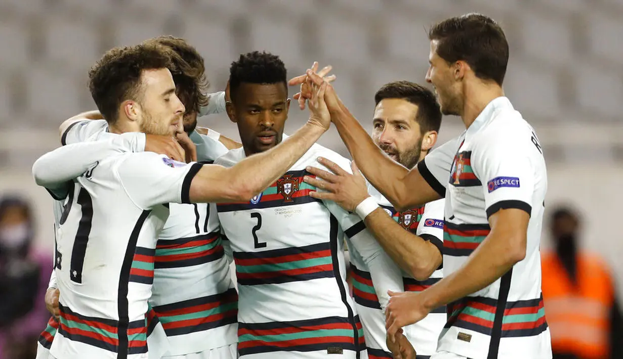 Para pemain Portugal merayakan gol yang dicetak oleh Joao Felix ke gawang Kroasia pada laga UEFA Nations League di Stadion Poljud, Rabu (18/11/2020). Portugal menang dengan skor 3-2. (AP/Darko Bandic)