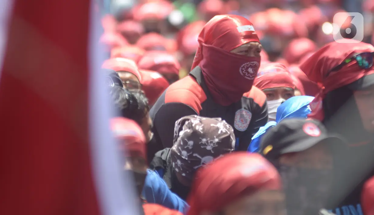 Pengunjuk rasa dari berbagai elemen buruh berunjuk rasa di kawasan Patung Kuda, Jakarta, Rabu (8/12/2021). Dalam aksinya tersebut mereka meminta pemerintah dan DPR mencabut Undang-undang Nomor 11 Tahun 2020 tentang Cipta Kerja. (merdeka.com/Imam Buhori)