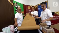 (Ki-Ka) Direktur Utama PT Alkindo Naratama Tbk (ALDO) Herwanto Sutanto, Direktur ALDO Willy Soesanto dan Direktur ALDO Kuswara berbincang saat melihat Hexa Wrap Kertas pembungkus ramah lingkungan di pabrik ALDO Padalarang Jawa Barat (9/6/2022). Inovasi Hexa Wrap dapat mengurangi sampah plastik dalam industri e-commerce sebagai pengganti gelembung plastik (bubble wrap) yang terbuat dari kertas coklat (recycled paper) berbentuk struktur sarang lebah. (Liputan6.com/HO/Aldo)