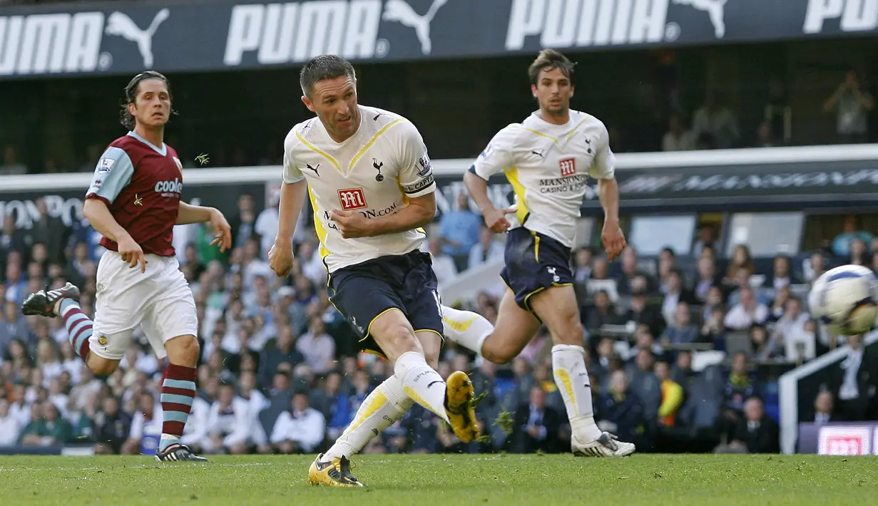 Robbie Keane yang telah pensiun pada Juli 2018 bersama klub India, ATK Kolkata, menjadi pemain pertama Republik Irlandia yang mampu mencetak hattrick di Premier League. Bukan hanya sekali, ia melakukannya sebanyak tiga kali, semua bersama Tottenham Hotspur. Hattrick pertama dibuat pada pekan ke-23 musim 2002/2003 saat menang 4-3 atas Everton, yang kedua dibuat pada pekan ke-15 musim 2003/2004 saat menang 5-2 atas Wolverhampton. Sementara hattrick terakhirnya dibuat saat mencetak 4 gol dalam kemenangan 5-0 atas Burnley pada pekan ke-7 musim 2009/2010. (AFP/Ian Kington)