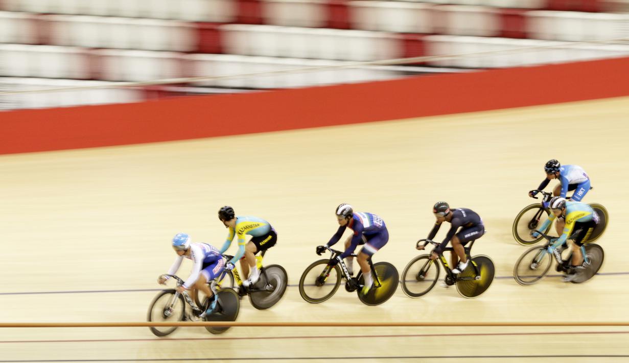 Para pesepeda memacu kecepatan pada nomor Men Junior Keirin saat Asian Track Championship 2019 di Jakarta International Veledrome, Jakarta, Kamis (10/1). Kejuaran balap sepeda ini akan berlangsung hingga Minggu (13/1). (Bola.com/Yoppy Renato)
