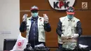 Petugas KPK menunjukkan barang bukti uang saat jumpa pers terkait OTT Bupati Cirebon Sunjaya Purwadi Sastra di Gedung KPK, Jakarta, Kamis (25/10). KPK menetapkan Sunjaya sebagai tersangka suap jual beli jabatan. (Liputan6.com/Herman Zakharia)