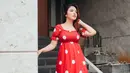 Menggunakan simple dress sederhana berwarna merah dengan motif polkadot, ibu dua anak itu juga memilih tampil dengan makeup sederhana. Gaya penampilan Chelsea Olivia pun tuai pujian dari netizen. (Liputan6.com/IG/@chelseaoliviaa)