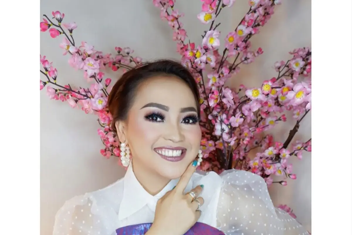 Potret Mpok Alpa Dengan Gaya Elegan Bikin Pangling
