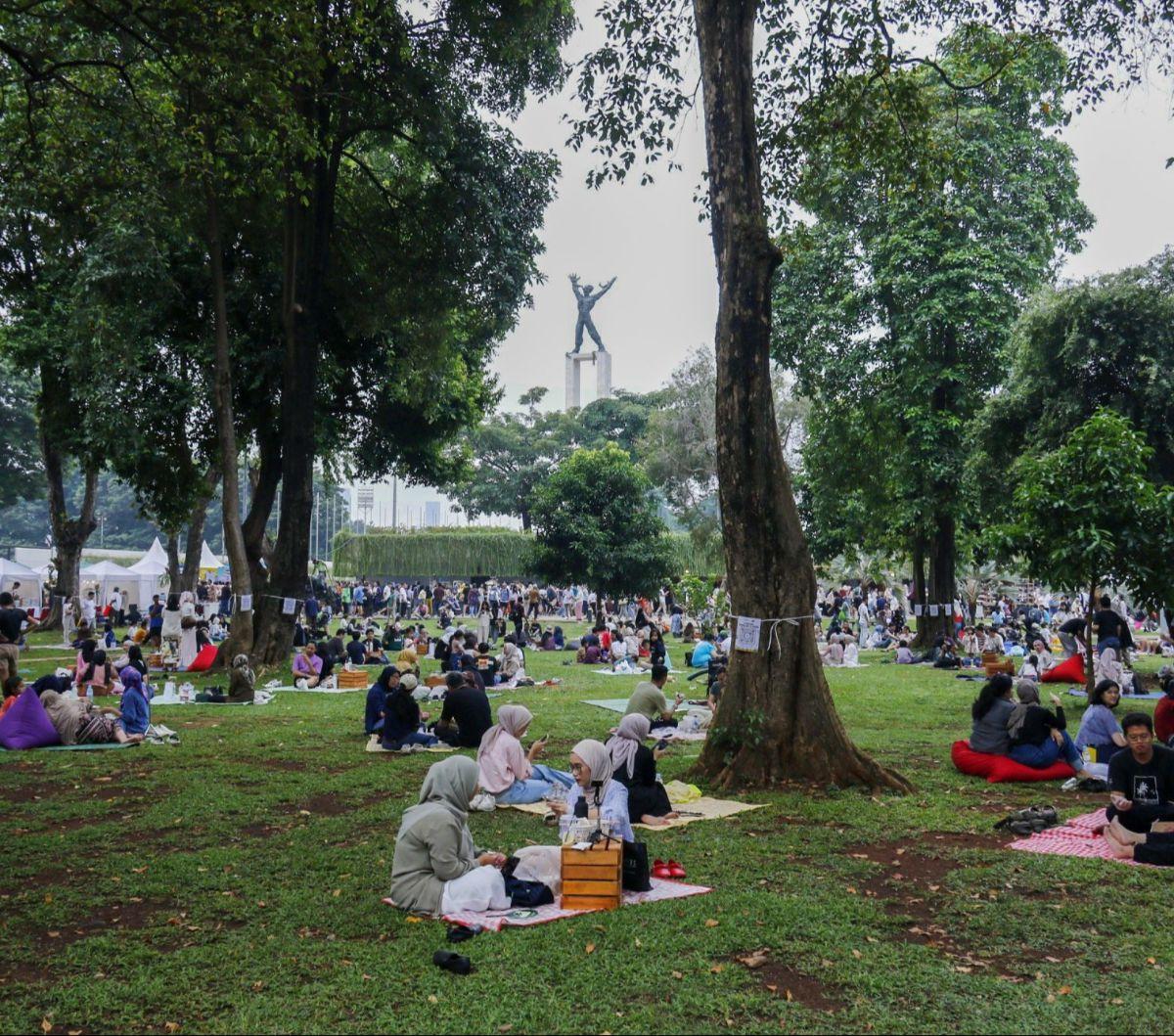 Sejumlah pengunjung piknik selama acara Semasa Piknik di Lapangan Banteng, Jakarta, Sabtu (1/6/2024). Acara Semasa Piknik kembali diselenggarakan dalam rangka menyambut perayaan HUT ke-497 DKI Jakarta.&nbsp;Merdeka.com/Nanda F. Ibrahim<br>