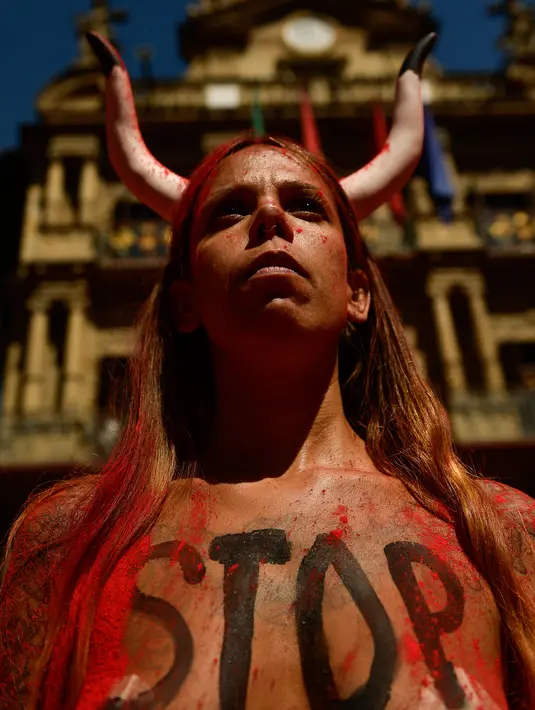 Seorang Akitivis  saat unjuk rasa memprotes adu banteng dalam Festival San Fermin di Pamplona, Spanyol utara, (5/7). Aksi protes ini digelar sehari sebelum Festival San Fermin digelar. (AP Photo/Alvaro Barrientos)