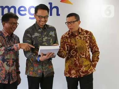 Direktur Utama PT Trimegah Sekuritas Indonesia Tbk Stephanus Turangan (tengah), Direktur David Agus dan Direktur Syafriandi Armand Saleh berfoto bersama usai acara RUPST Trimegah Sekuritas di Jakarta, Rabu (26/8/2020). (Liputan6.com/Fery Pradolo)