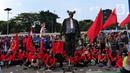 Sejumlah buruh melakukan unjuk rasa di depan Gedung DPR, Jakarta, Rabu (10/8/2022). Dalam aksi tersebut mereka menuntut agar pemerintah menghapus Omnibus Law. (Liputan6.com/Angga Yuniar)