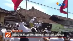 Ratusan warga Tabanan, Bali, berebut hujan uang mesuryak dalam rangka peringati Hari Raya Kuningan.