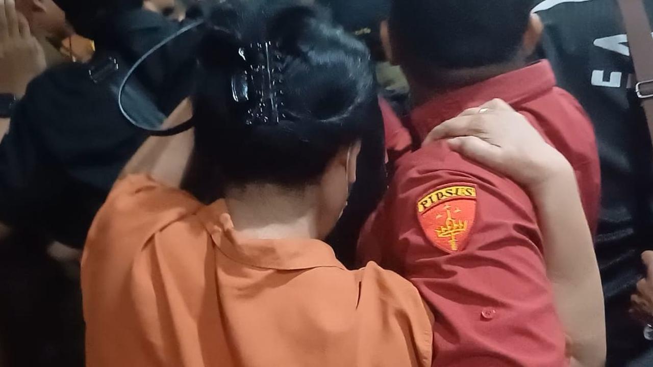 Seorang Wanita Ikut Dibawa Tim Kejagung Saat Penangkapan Tiga Hakim Kasus Gregorius Ronald Tannur