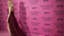 Penyanyi Ellie Goulding berpose saai tiba di Victoria Secret Fashion Show, New York, Amerika Serikat, Selasa (10/11/2015). Ellie Goulding juga akan menyanyikan beberapa lagu dalam acara ini. (REUTERS/Carlo Allegri) 
