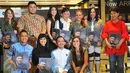 Perancang busana Ivan Gunawan berfoto bersama sejumlah tamu undangan sesuai acara peluncuran buku 'Aku Berkarya Dengan Cinta' di Jakarta, Rabu (11/11). Ivan merilis buku untuk memperingati 10 tahun karirnya di bidang fashion. (Liputan6.com/Faisal R Syam)