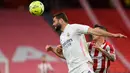 Bek Real Madrid, Nacho Fernandez (kiri) bersaing dengan pemain depan Athletic Bilbao, Alex Berenguer pada pekan ke-37 La Liga di San Mames, Minggu (15/5/2021). Real Madrid berhasil menang di laga sulit yang berlangsung di markas Bilbao dengan skor tipis 1-0. (Ander GILLENEA / AFP)