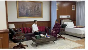 Presiden Jokowi menjenguk Prabowo Subianto baru saja menjalani operasi cidera kaki. Hal itu dilakukannya tepat sepakan kemarin di RSPPN Panglima Besar Soedirman, Bintaro, Pesanggrahan, Jakarta Selatan.