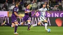 Gelandang Inter Milan Marcelo Brozovic (kanan) berlari dengan bola dibayangi pemain Fiorentina pada pekan kelima Liga Italia Serie A 2021/2022 di Artemio Franchi, Rabu (22/9/2021) dini hari WIB. Inter Milan menang 3-1 meski sempat tertinggal lebih dulu di babak pertama. (ANDREAS SOLARO / AFP)
