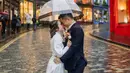 Hujan yang turun di Edinburgh, bikin suasana prewedding terlihat semakin romantis. [@gritteagathaa]