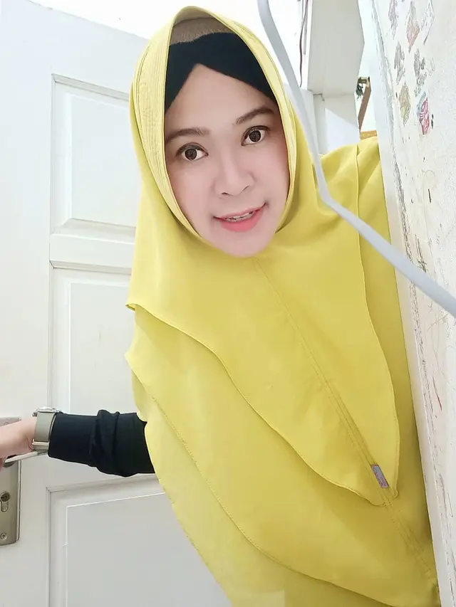 Ingat Wanita Berhijab Backing Vokal Kangen Band? Ini 6 Potret Terbarunya