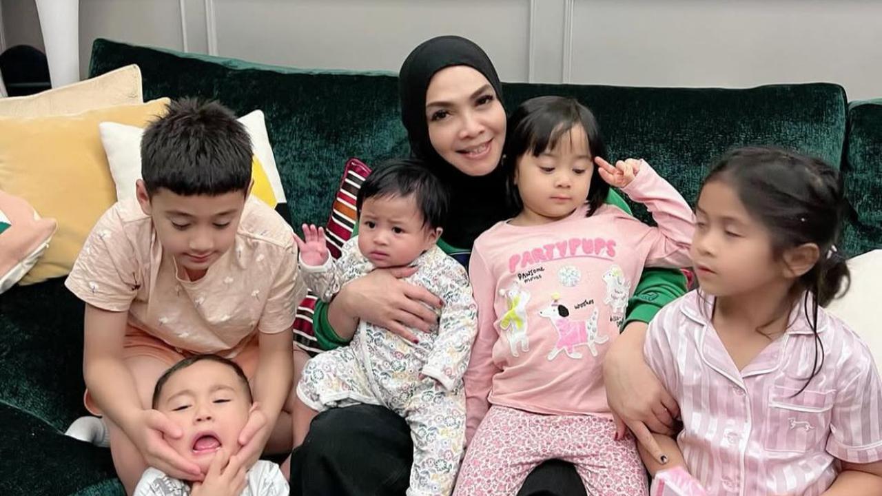 5 Potret Momen Seru Kebersamaan Rieta Amilia dan Lima Cucunya, Begini Kekompakannya!