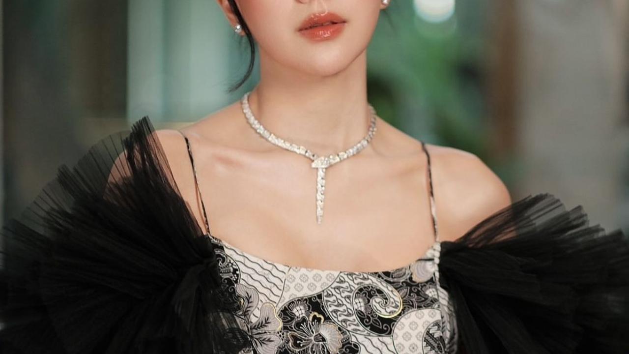 7 Potret Agnes Jennifer Tampil Stunning dengan Fashion Uniknya, Netizen: Gayung Lope Lewat