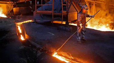 Pekerja memproses baja cair di pabrik baja ArcelorMittal di Zenica, Bosnia dan Herzegovina, (9/2). ArcelorMittal merupakan produsen baja terbesar di dunia yang tersebar di sekitar 60 negara dan berpusat di Luksemburg. (REUTERS/Dado Ruvic)