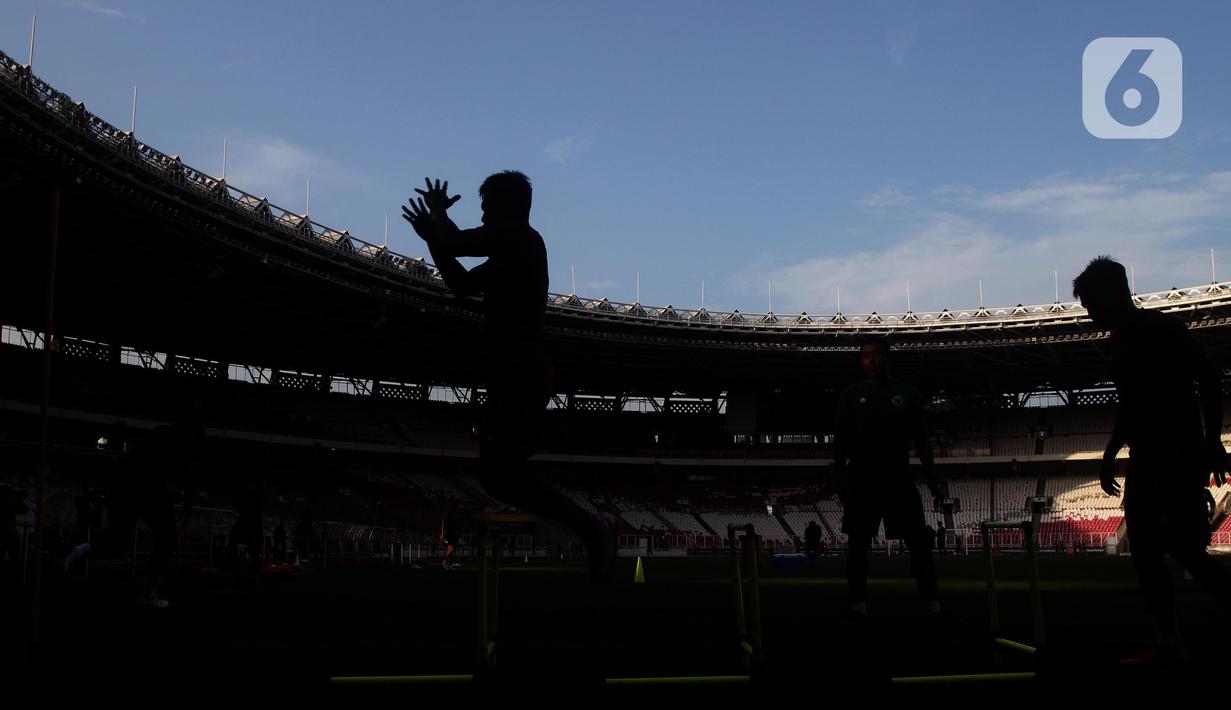 Pemain Timnas Indonesia melakukan latihan lompatan di Stadion Utama Gelora Bung Karno, Jakarta, Selasa (20/12/2022). Timnas Indonesia akan melakoni laga perdana turnamen Piala AFF 2022 melawan Kamboja pada Jumat (23/12) di SUGBK. (Liputan6.com/Helmi Fithriansyah)