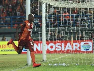 Ekspresi pemain Borneo FC, Boaz Solossa, setelah mencetak gol ketiga ke gawang Persib dalam laga leg pertama perempatfinal Piala Presiden 2015 di Stadion Segiri, Samarinda, Minggu (20/9/2015). (Bola.com/M. Ridwan)