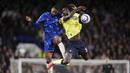 Pemain Chelsea, Tosin Adarabioyo (kiri) berduel udara dengan pemain Southampton, Paul Onuachu dalam laga lanjutan Liga Inggris 2024/2025 di Stamford Bridge, London, Rabu (26/02/2025) WIB. (AP Photo/John Walton)